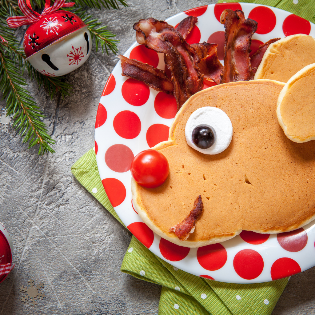 Оладьи на тарелке с беконом на новый год 