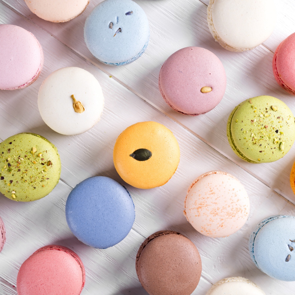 Много разноцветного печенья макарон на столе