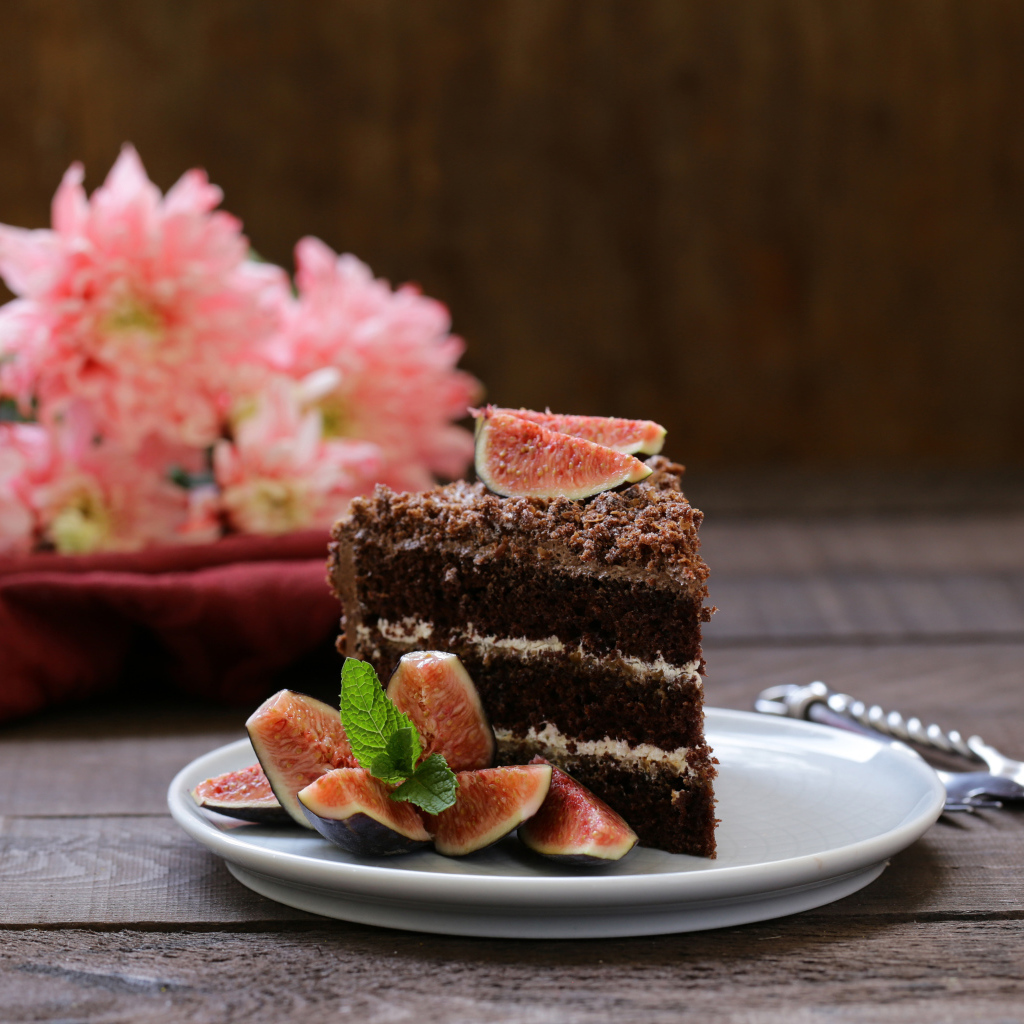 Кусок торта на тарелке с инжиром 