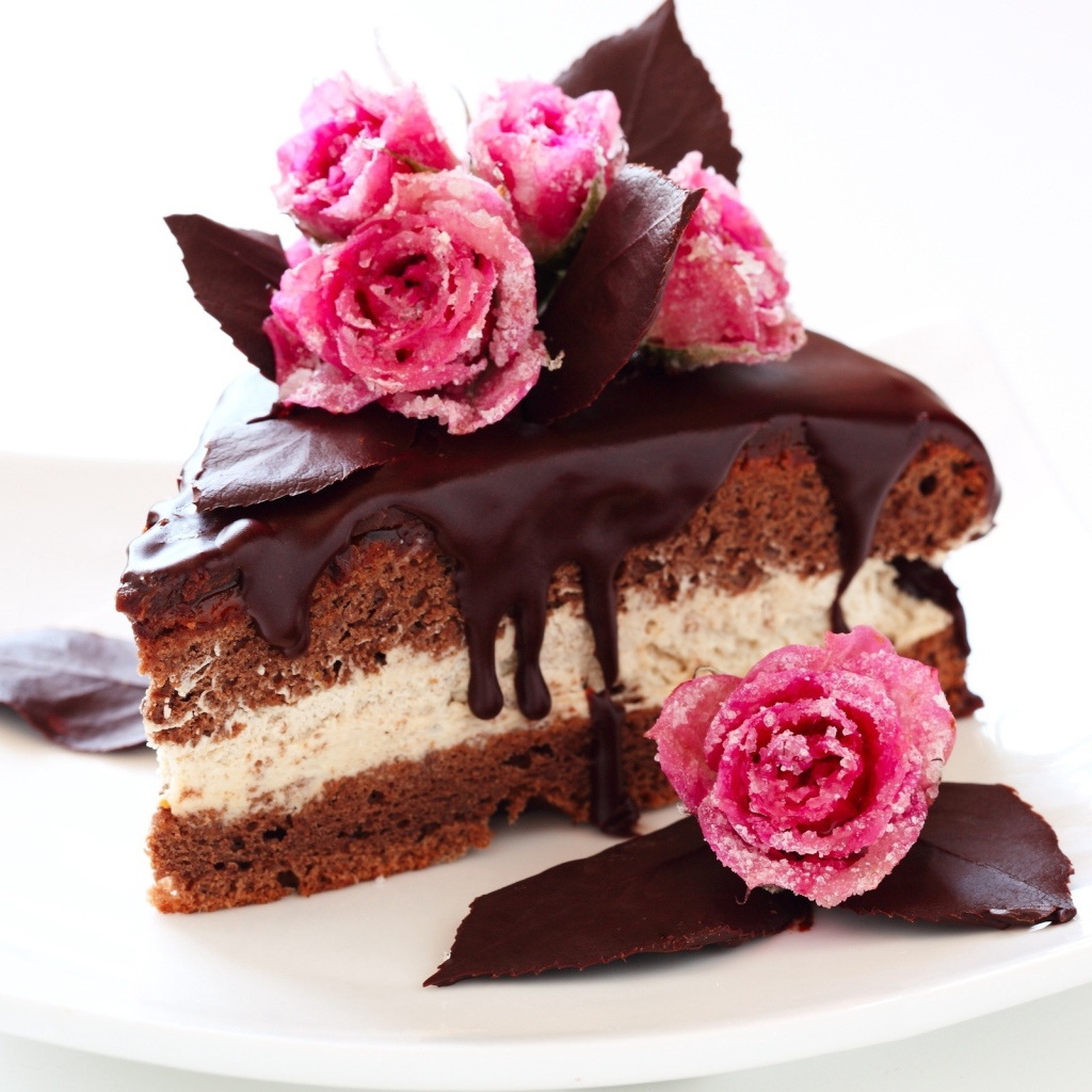 Кусок торта с шоколадом на белом фоне с сахарными розами