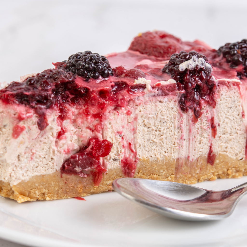 Кусок вкусного чизкейка с ягодами черники 