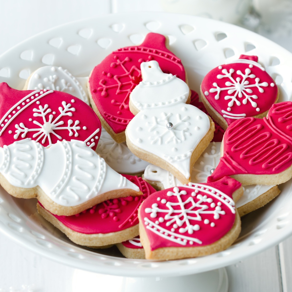 Аппетитное новогоднее печенье на тарелке