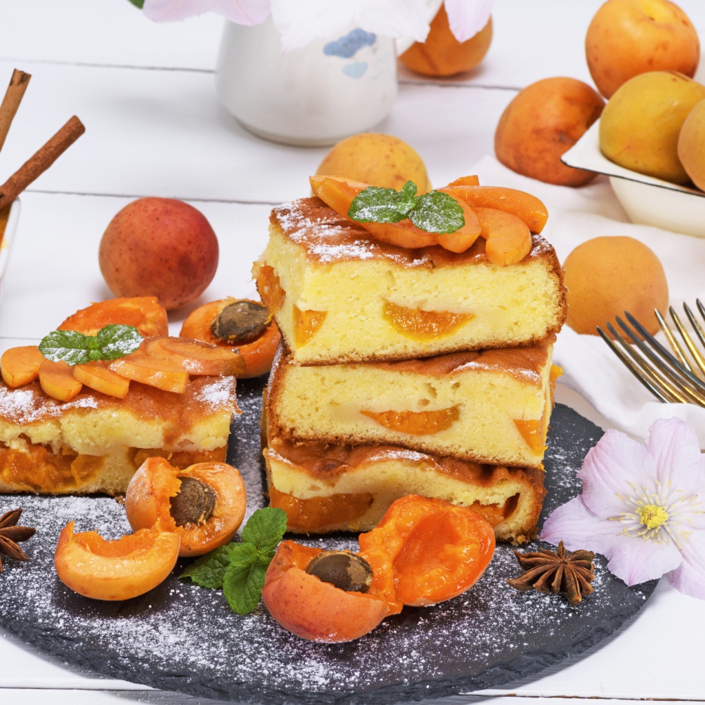 Аппетитный пирог с абрикосами на столе