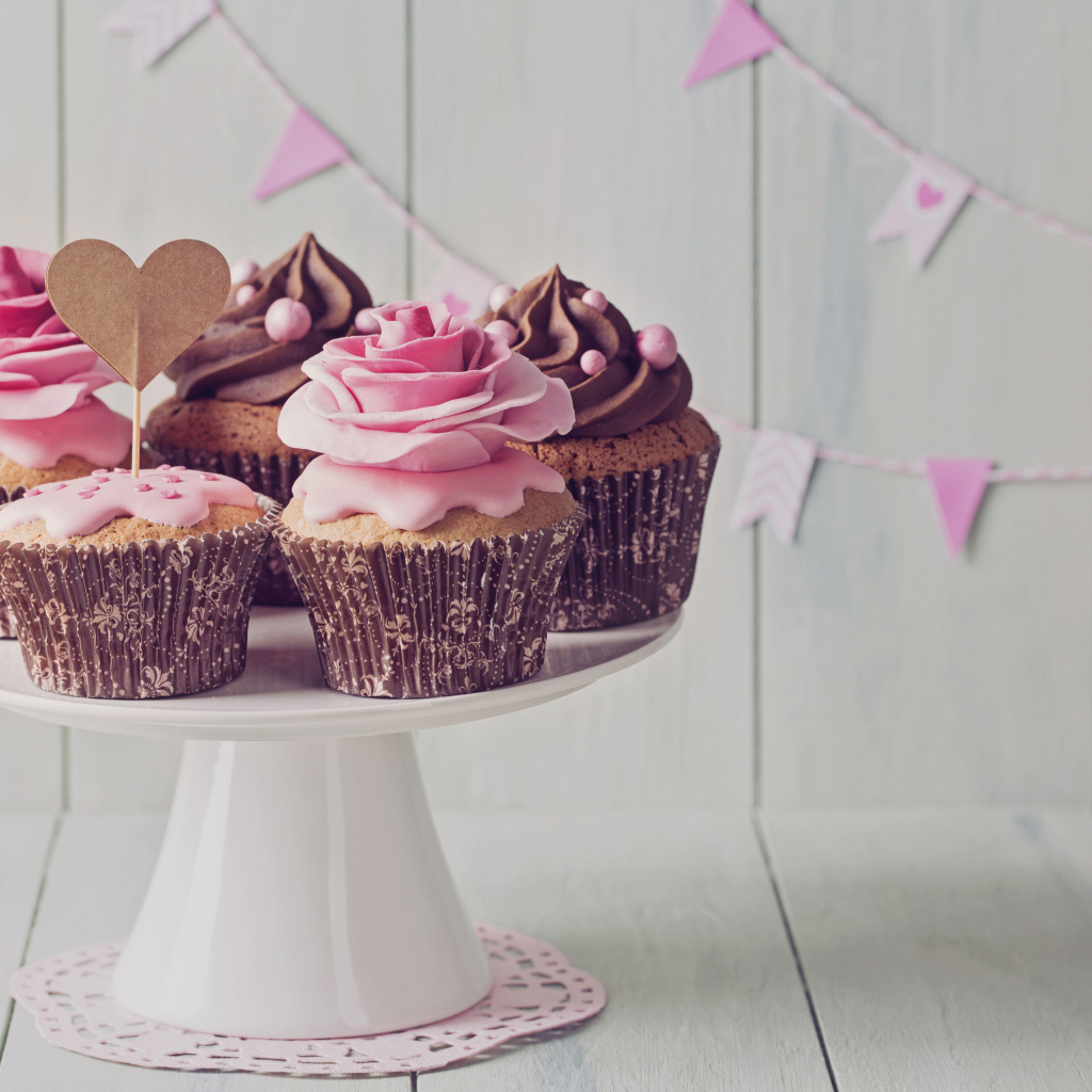 Аппетитные красивые праздничные кексы с кремом