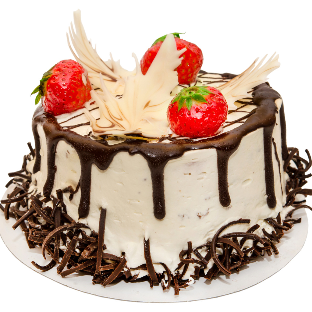 Аппетитный торт украшен шоколадом и клубникой на белом фоне