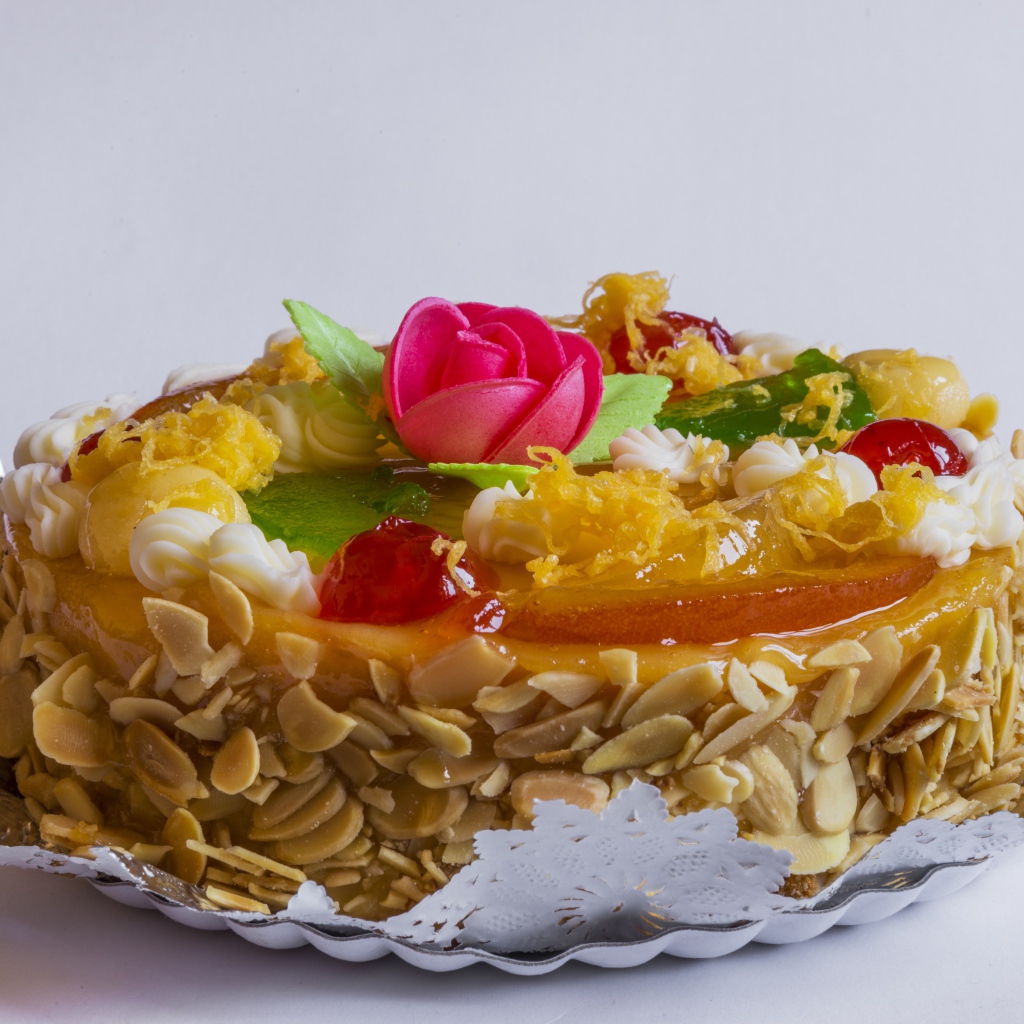 Аппетитный торт с орехами на сером фоне