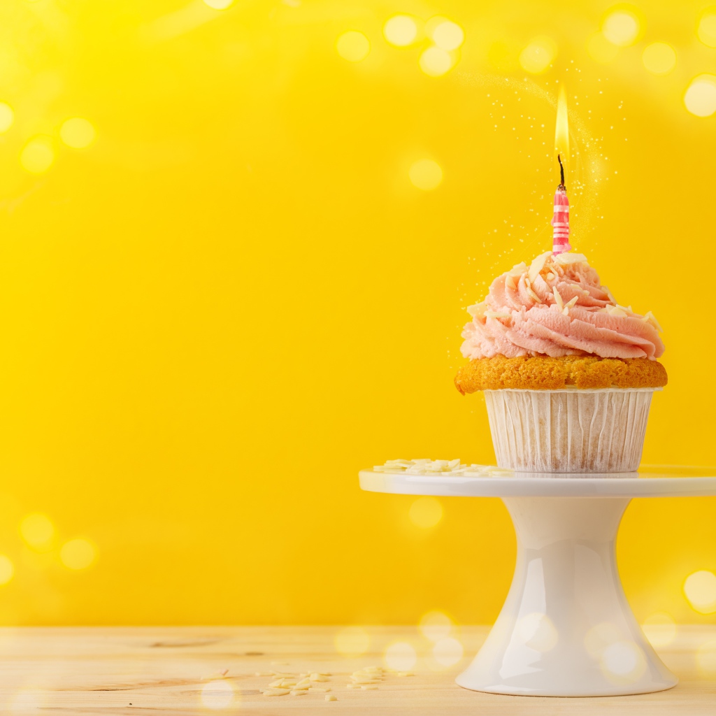 Аппетитный кекс с кремом и одной свечкой, шаблон для открытки на день рождения