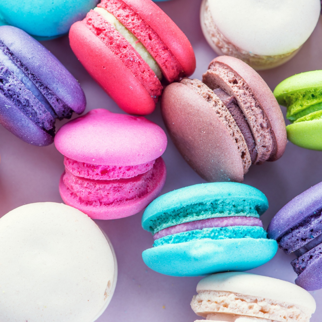 Аппетитные вкусные разноцветный десерт макарун