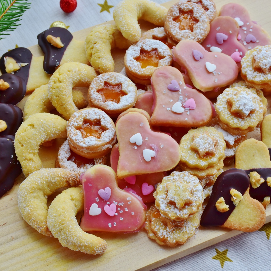 Аппетитное разное сахарное печенье на столе