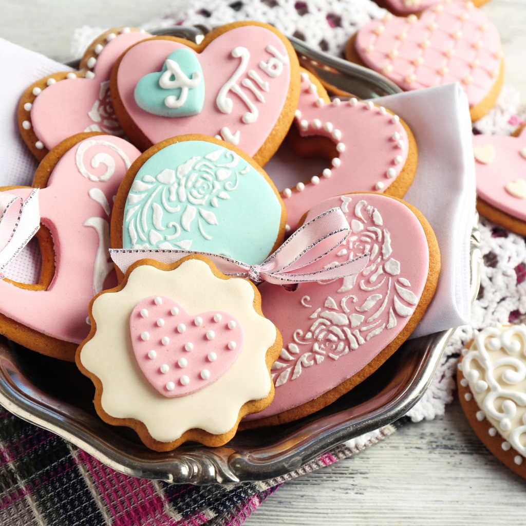 Аппетитное печенье в форме сердца с сахарной глазурью  для любимой