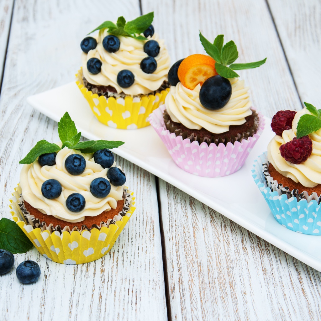 Аппетитные сладкие кексы с ягодами и сливочным кремом