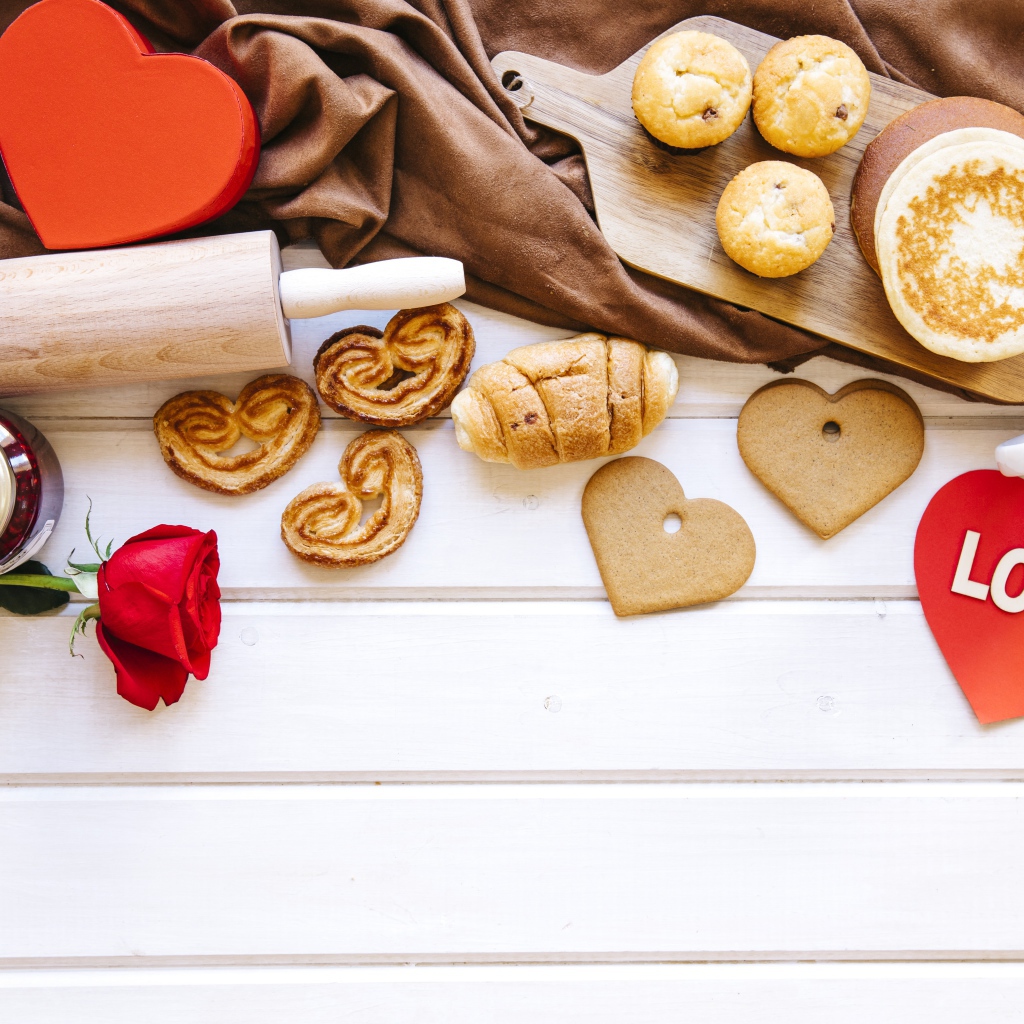 Аппетитная сладкая выпечка на столе с кофе, сердечками и подарками 