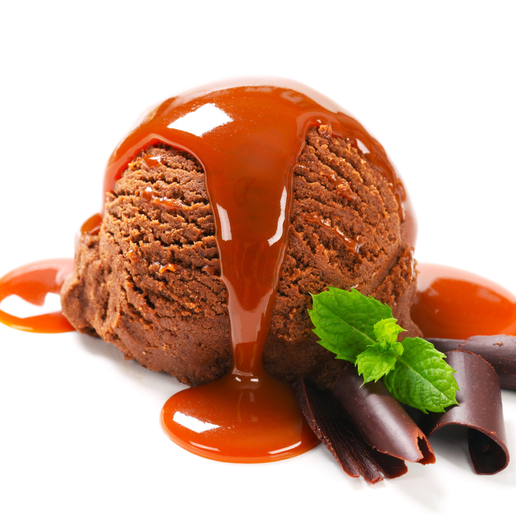 Шарик шоколадного мороженого с карамелью на белом фоне