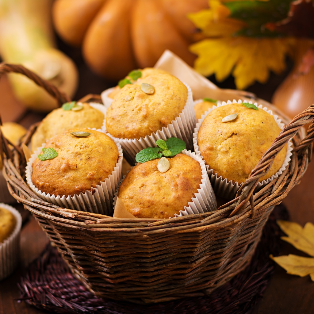 Корзина с кексами на столе осенью 