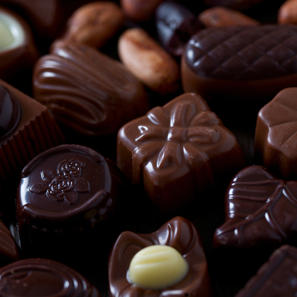 Красивые шоколадные конфеты ассорти крупным планом