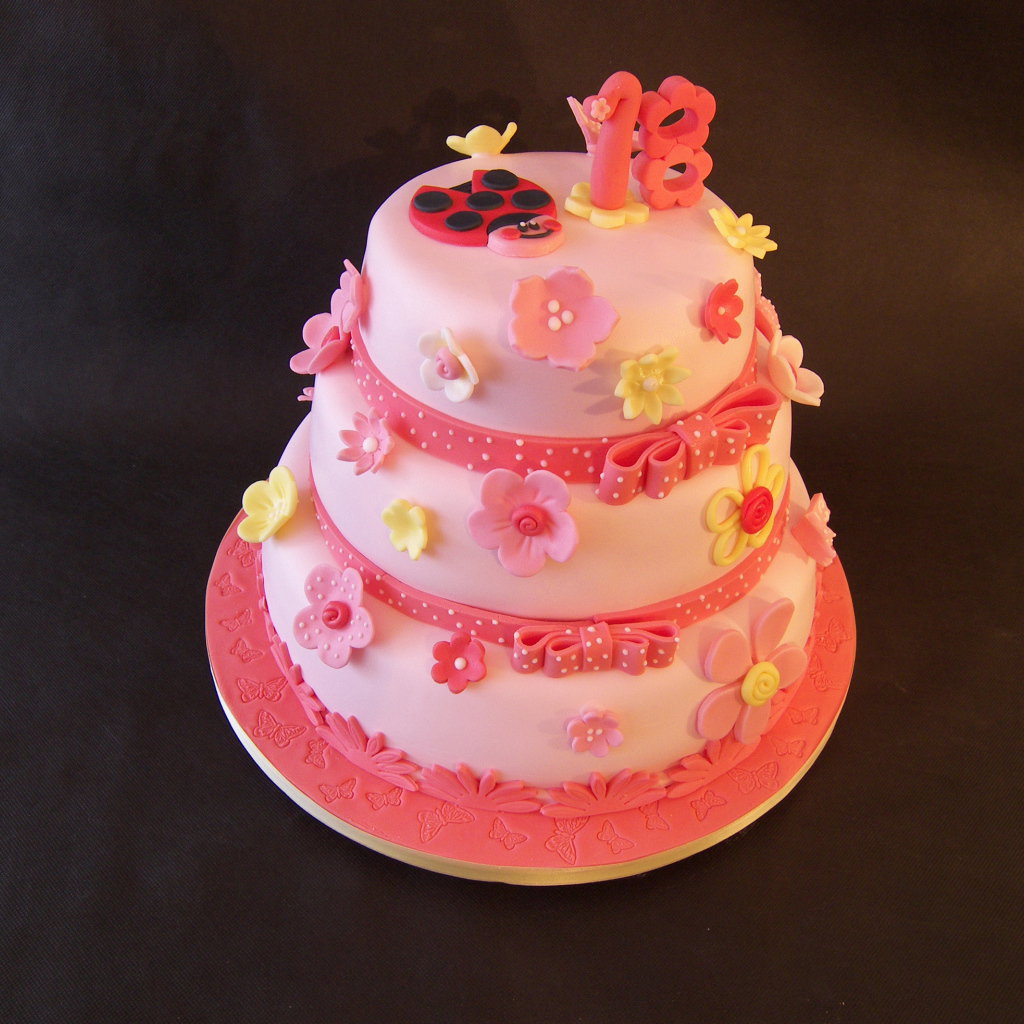Красивый розовый торт с цветами 