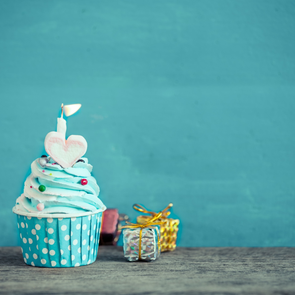 Капкейк с голубым кремом и маленькими подарками