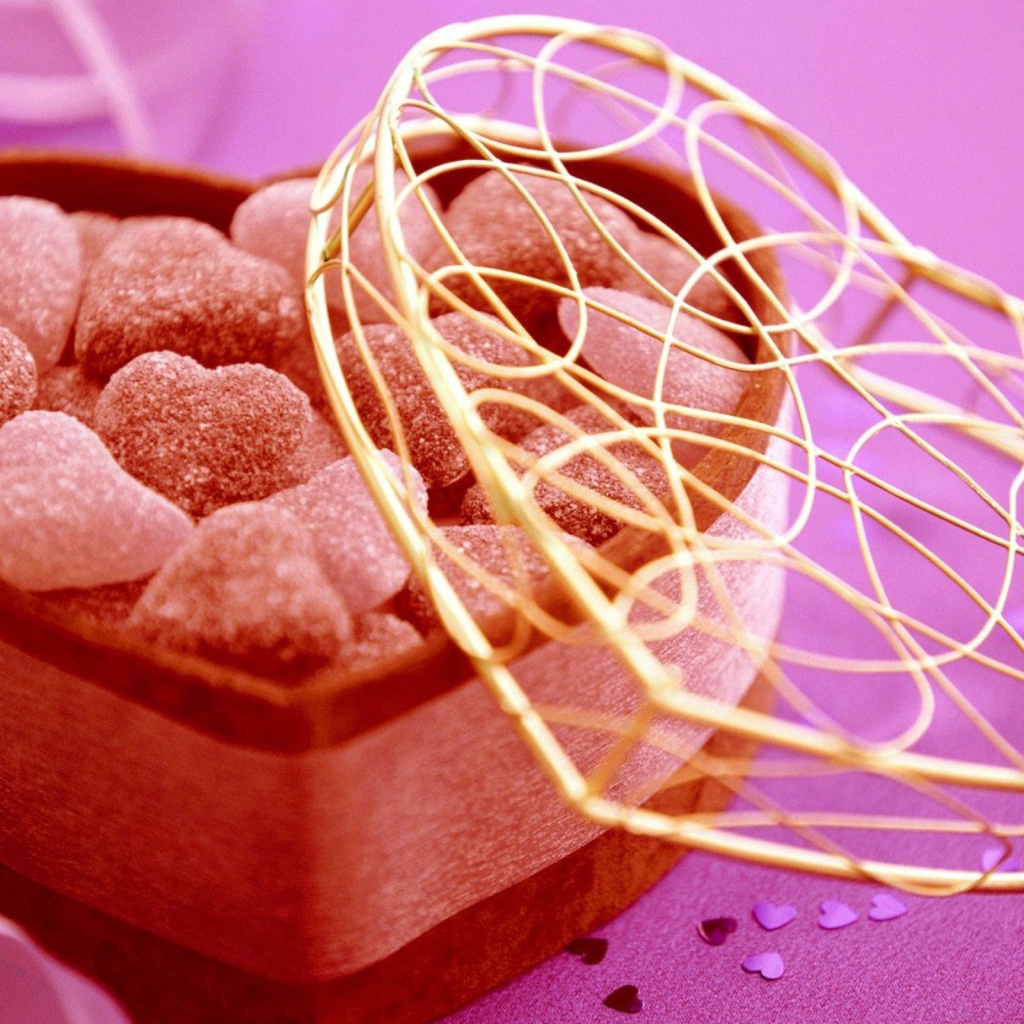 Коробка с мармеладом в форме сердца на розовом фоне