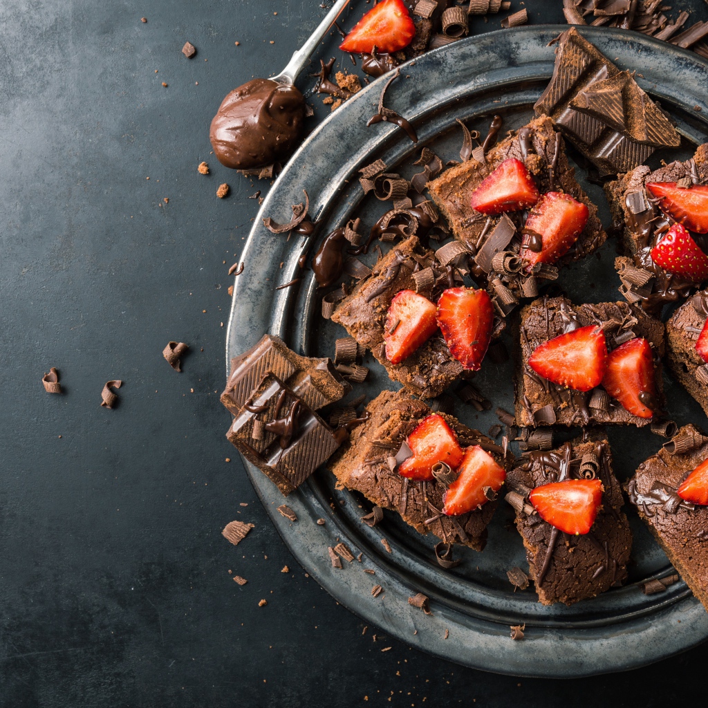 Десерт брауни с шоколадом и клубникой