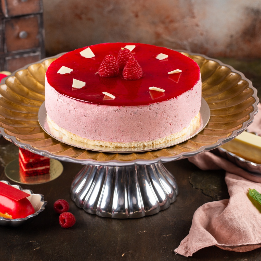 Торт суфле с ягодами малины на большой вазе 