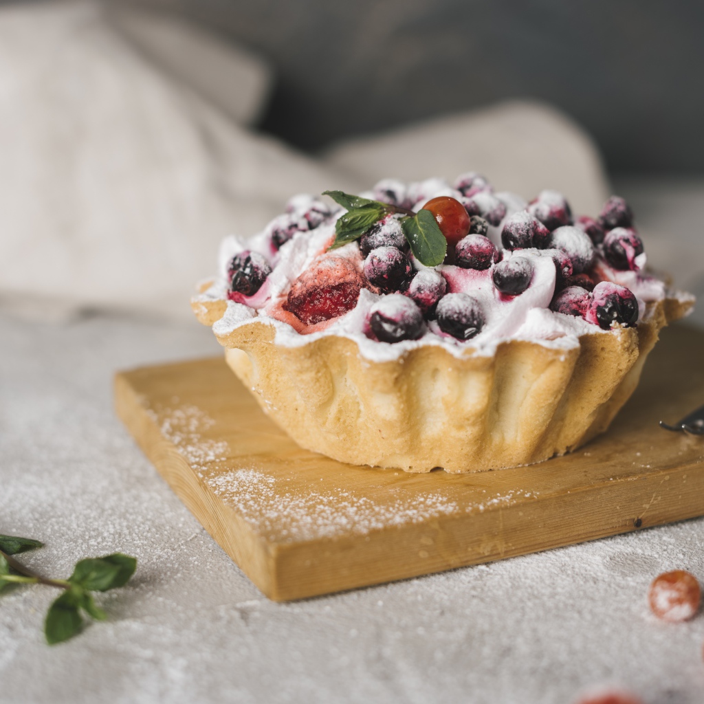 Cake with berries and icing sugar