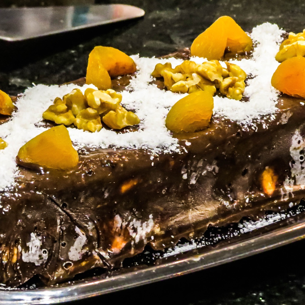 Торт с шоколадом, курагой и грецкими орехами