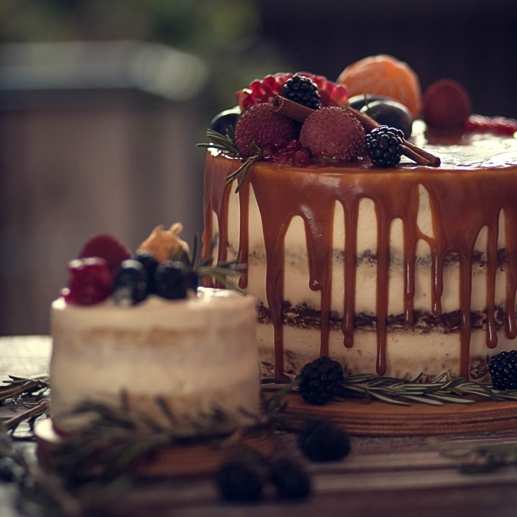 Торт с шоколадной глазурью и ягодами 