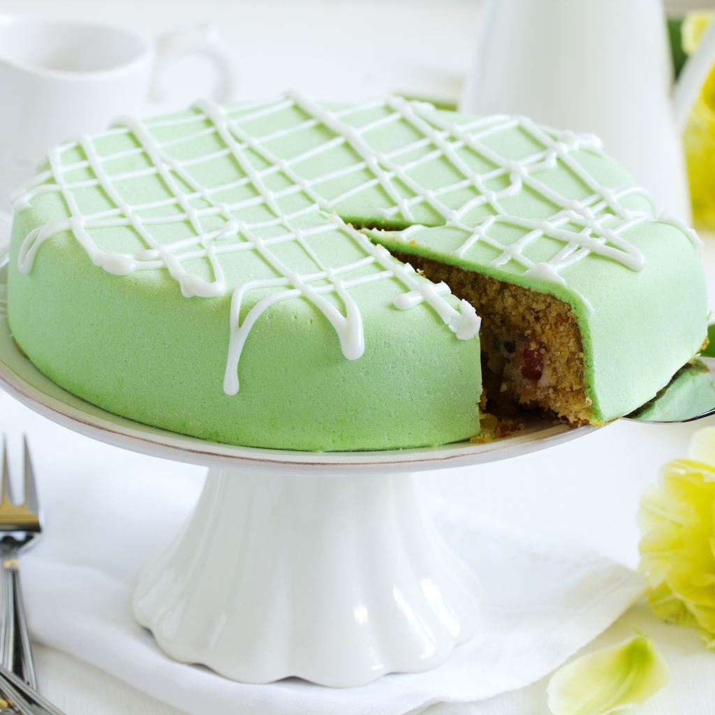 Торт с зеленой мастикой на подносе 