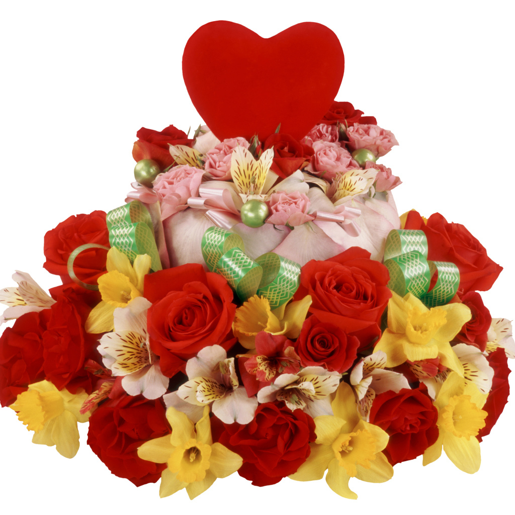 Торт с розами, нарциссами и цветами альстромерии на белом фоне с красным сердцем 