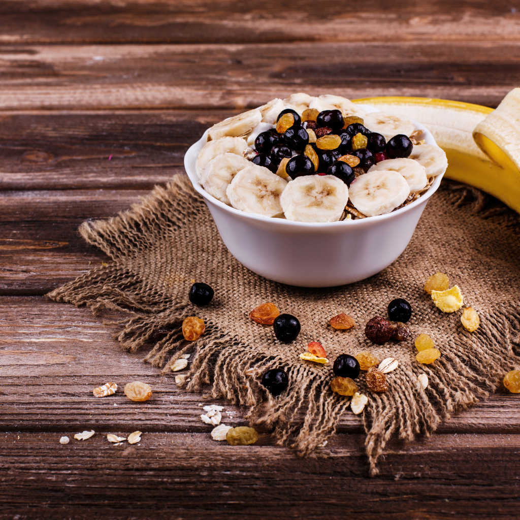 Хлопья с ягодами и бананом на столе к завтраку