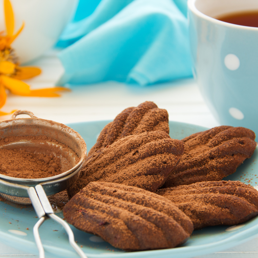 Шоколадное печенье с какао на столе с чаем 