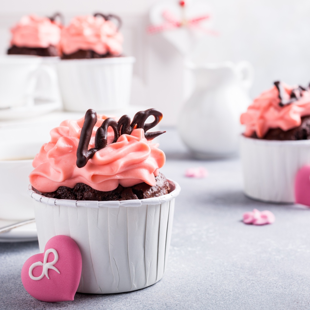 Шоколадные кексы с клубничным кремом 