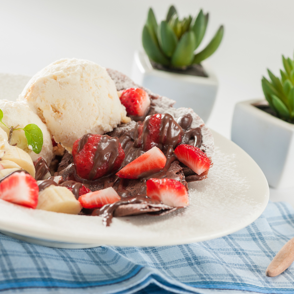 Шарики мороженого с шоколадом, клубникой и бананом