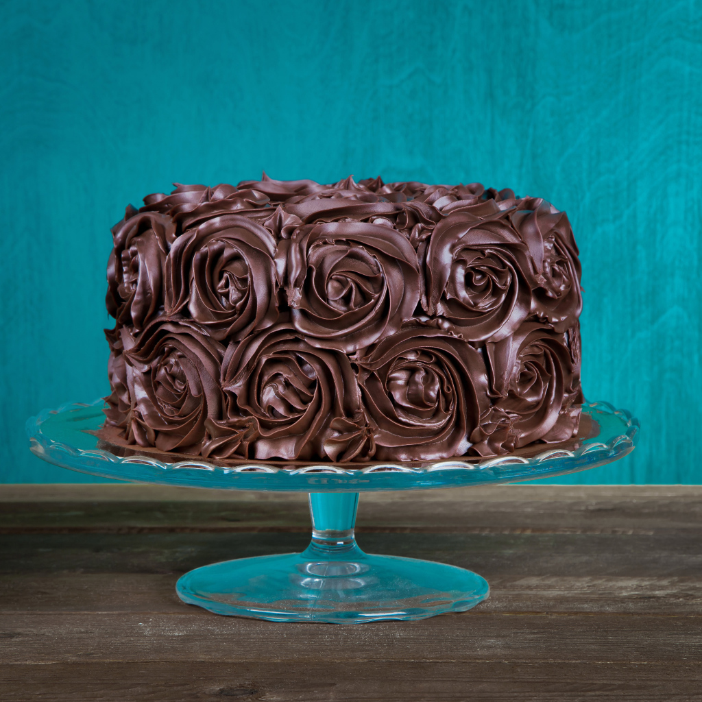 Шоколадный торт на стеклянном подносе на столе