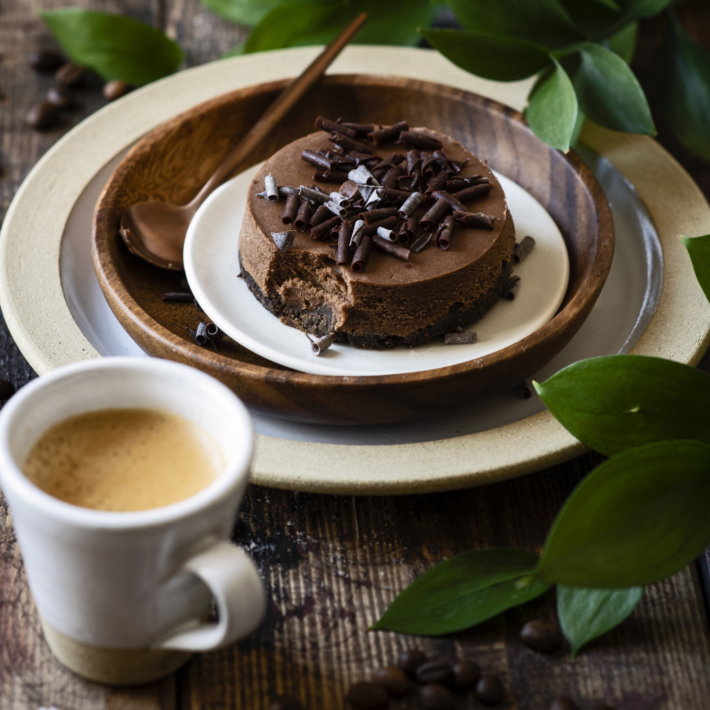 Шоколадный торт на тарелке на столе с кофе