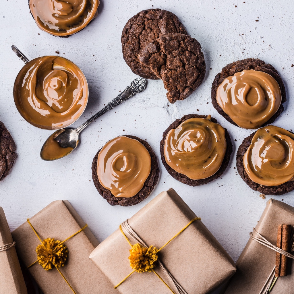 Шоколадное печенье с ореховой пастой на столе с подарками