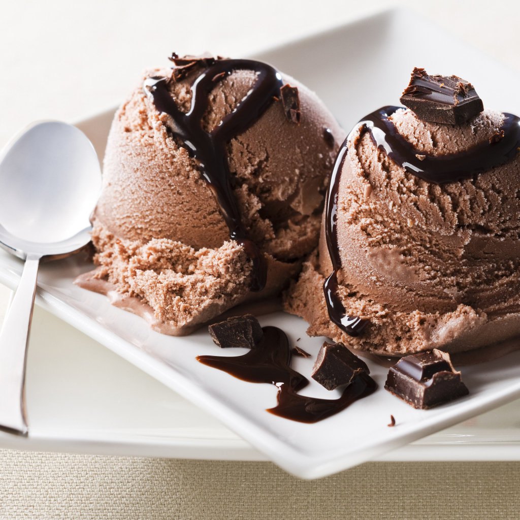 Шарики шоколадного мороженого на белой тарелке