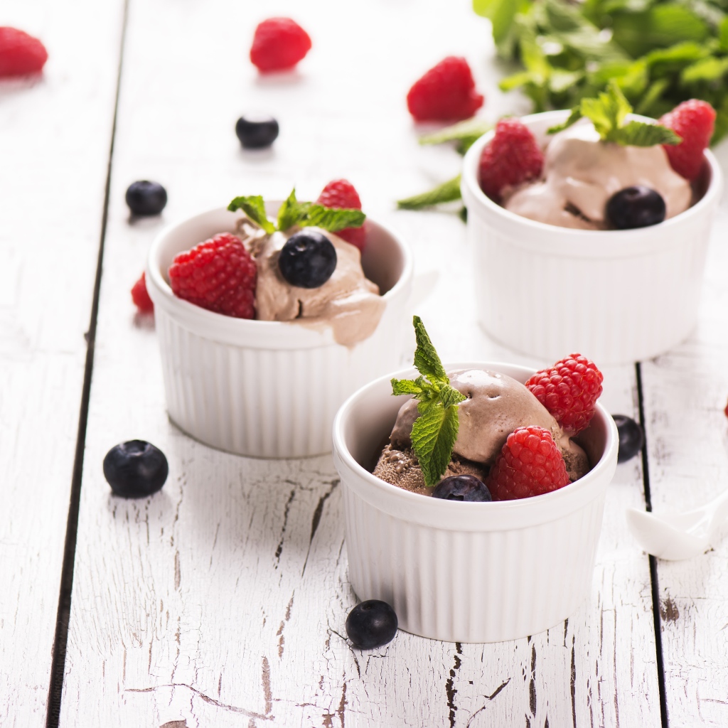 Шоколадное мороженое с ягодами черники и малины 