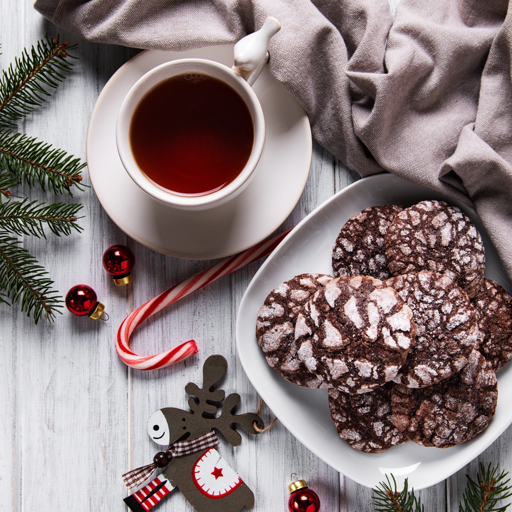 Рождественское печенье на столе с чаем