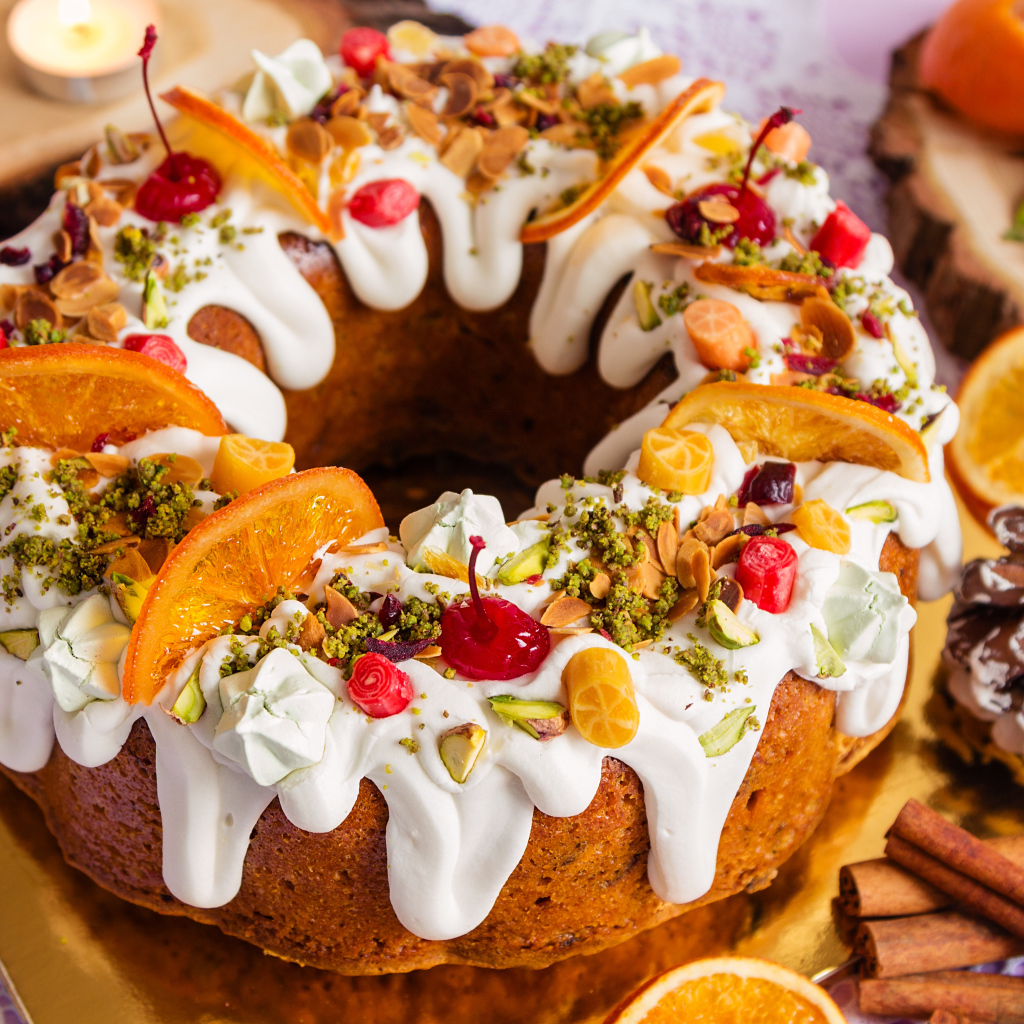 Кекс с глазурью и сухофруктами на Рождество 