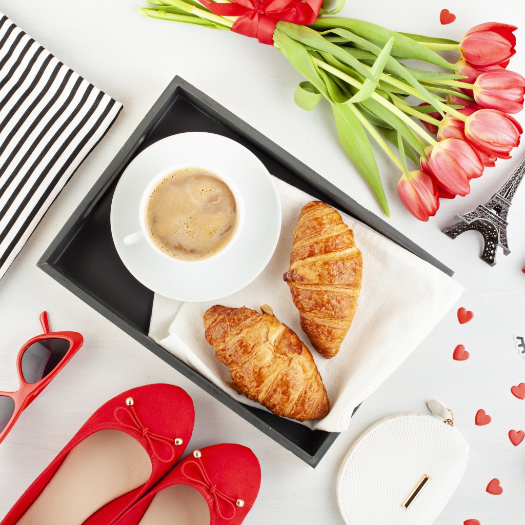 Кофе и круассаны на столе с букетом для любимой