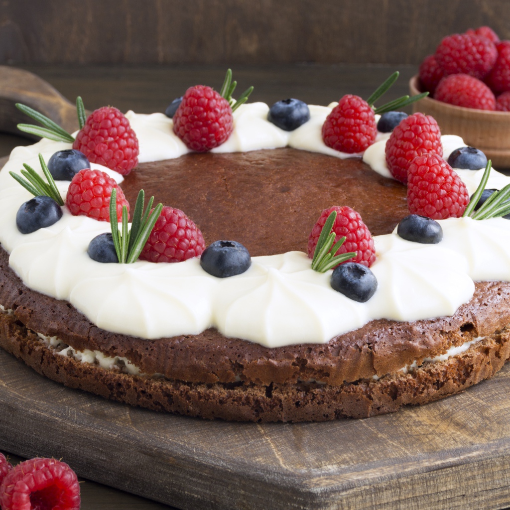 Кофейный торт со сливками и ягодами черники и малины