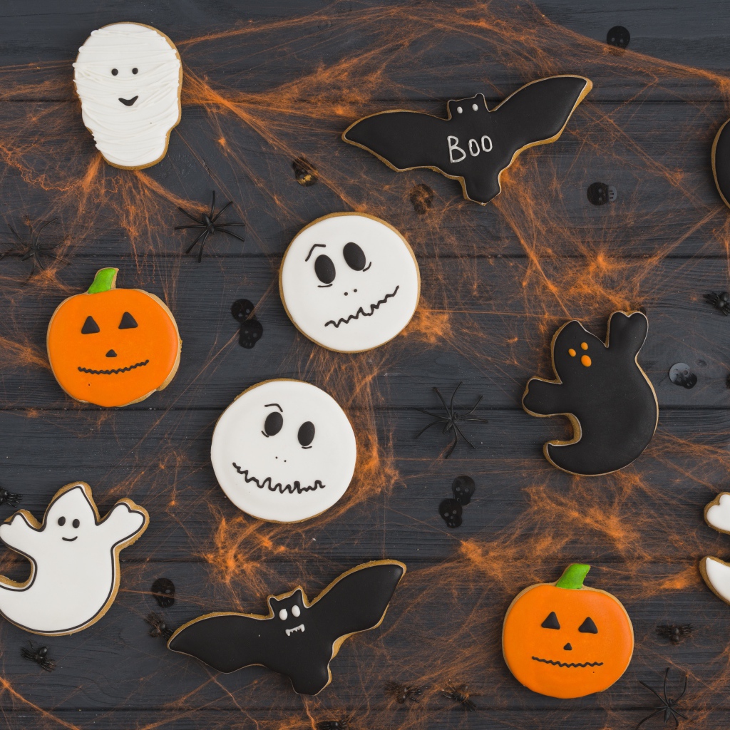 Печенье на столе с паутиной на праздник Хэллоуин 