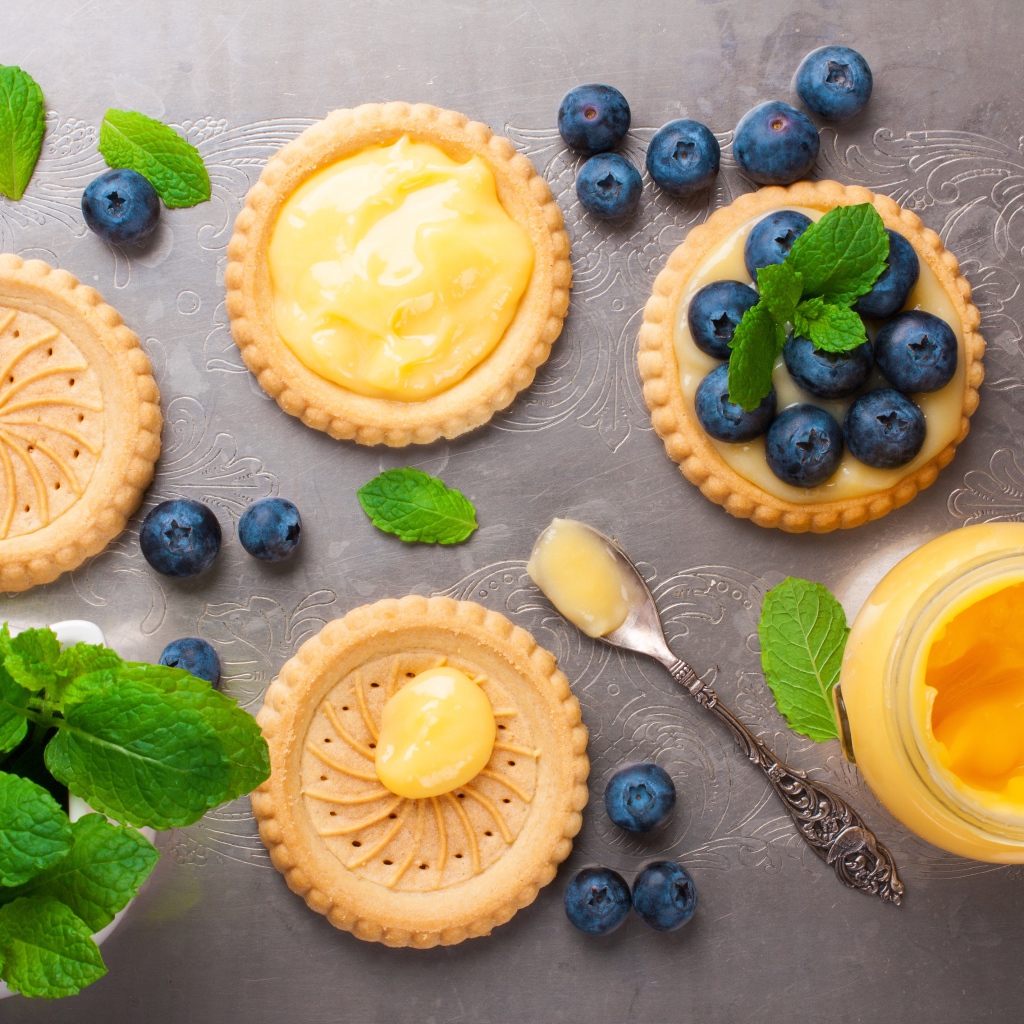 Печенье с кремом, ягодами черники и мятой