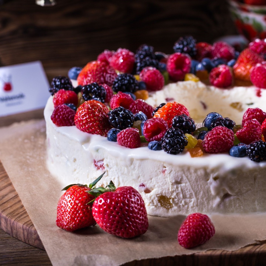 Cottage cheese pie with cream and fresh berries