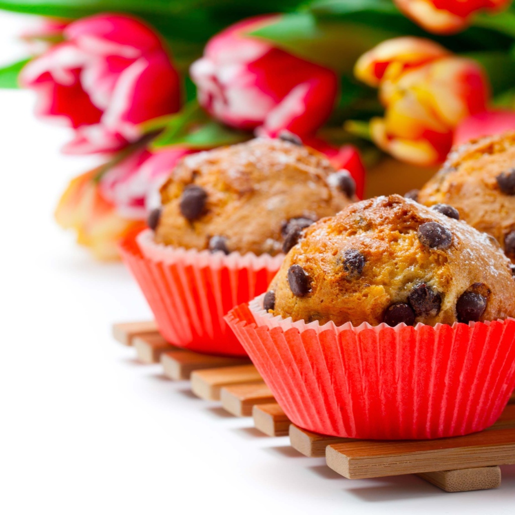 Кексы с шоколадом на белом фоне с букетом тюльпанов 