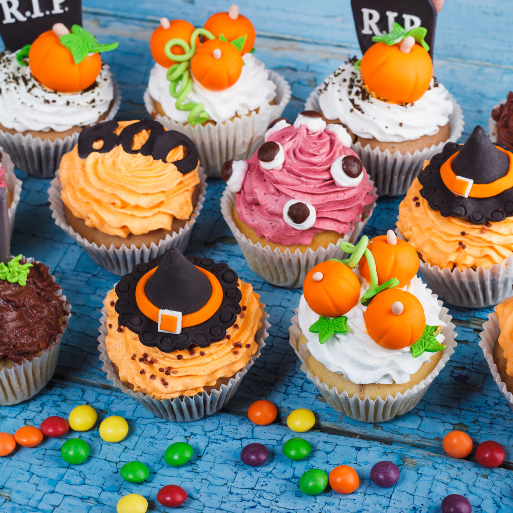 Кексы с кремом и украшениями на Хэллоуин 