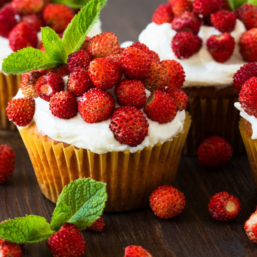 Кексы с кремом и ягодами земляники 