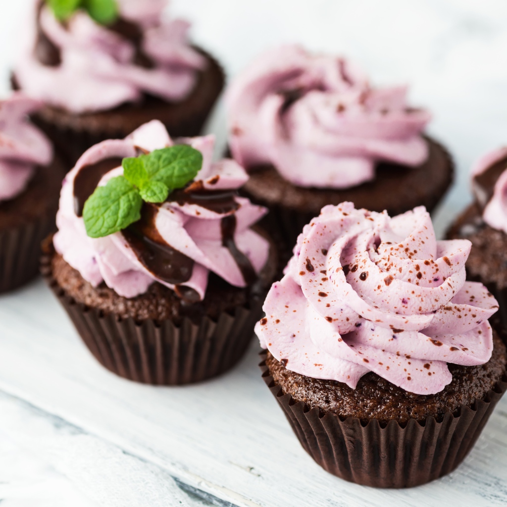 Вкусные шоколадные кексы с фруктовым кремом 