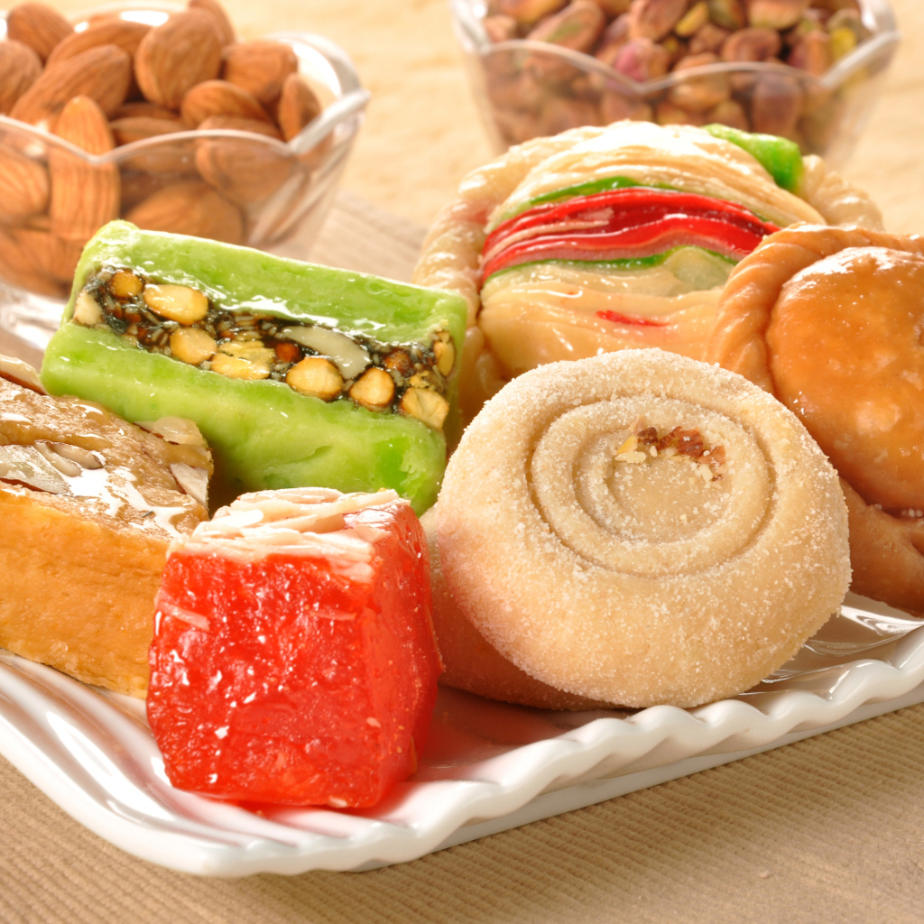 Аппетитные восточные сладости на тарелке 